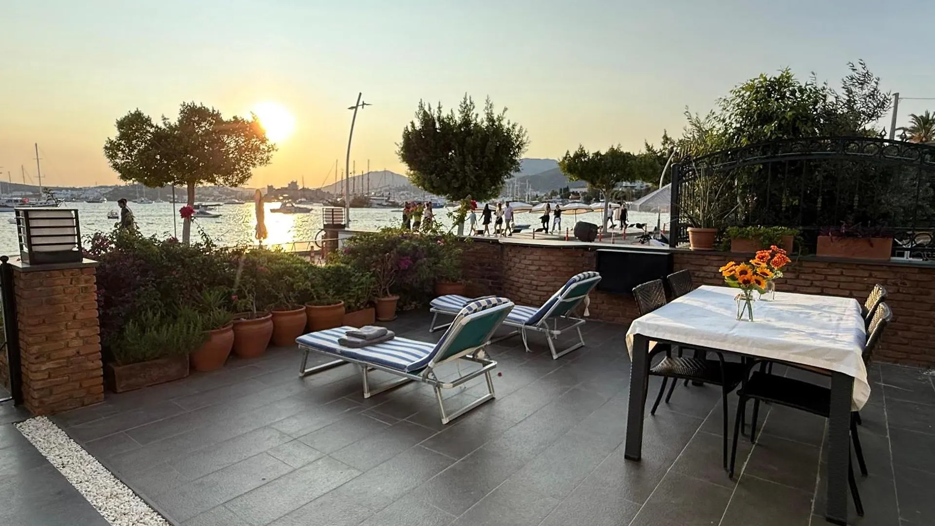 Bodrum Merkezde Denize Sifir Plajli Ev